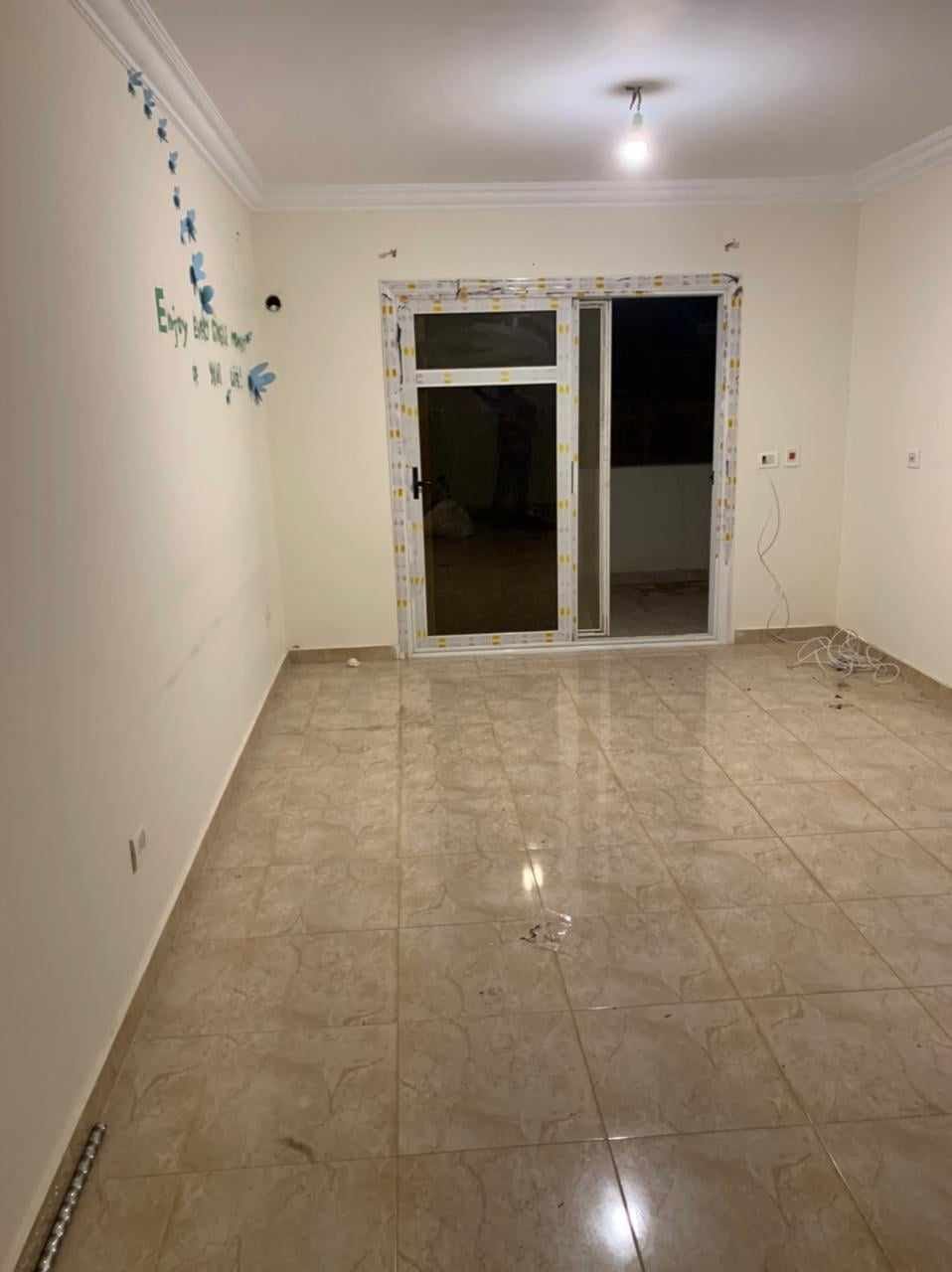 شقة في مدينتي 96 م2 للإيجار قانون جديد على حديقة كبيرة تشطيب خاص 10,000 ج 